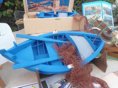 Nella sua casa-laboratorio Massimo ha cominciato creando le piccole barchette dei pescatori conosciute come �gozzi�...